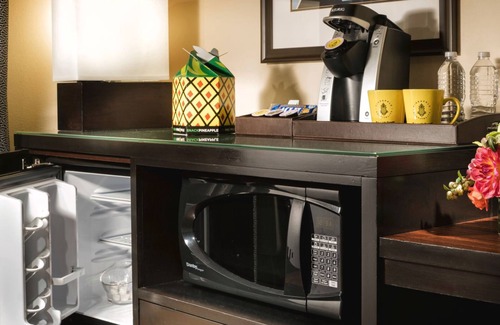 Lower Queen Anne Hotel | Ideal for Groups: 2 Rooms w/Pool Access Steps Away from the Space Needle