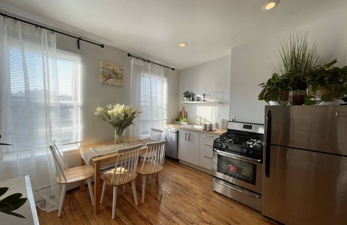 Downtown Jersey City Apartment | *IDEAL LOCATION *CHIC HOME*7 min to NYC*GROVE ST