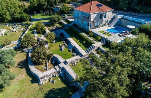 Popovici House | Idylic Escape House with Pool