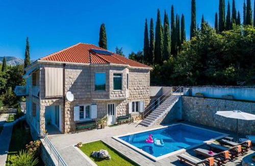 Popovici House | Idylic Escape House with Pool