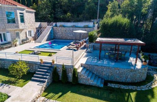 Popovici House | Idylic Escape House with Pool