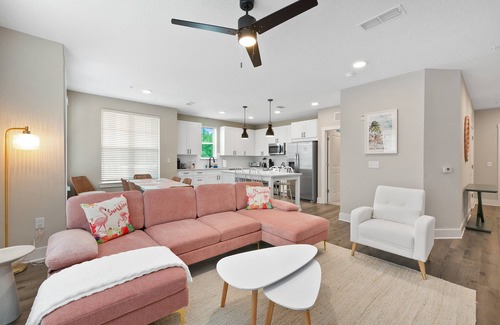 Deerwood Apartment | Idyllic and Tropical 2BR/2BA with Pool & Gym