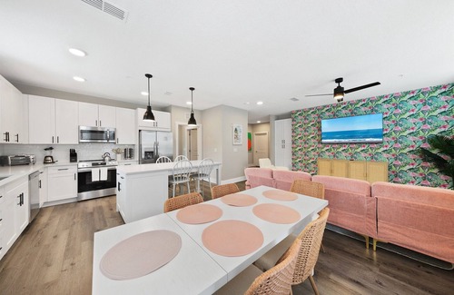 Deerwood Apartment | Idyllic and Tropical 2BR/2BA with Pool & Gym