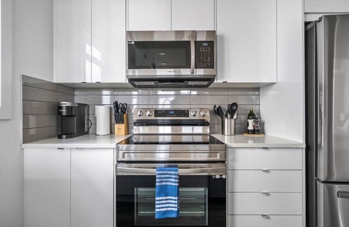Southeast Calgary Apartment | Idyllic Corner Unit 1BDRM in Seton - Sleeps 4