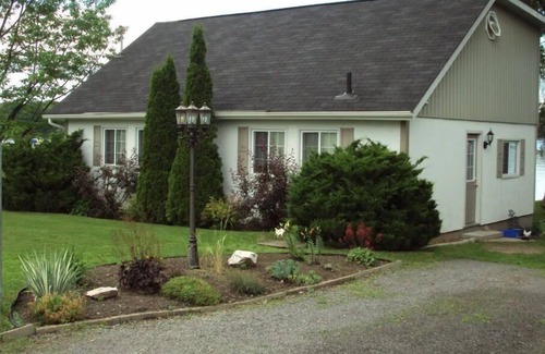 Quinte West Cottage | Idyllic Cottage on Spring Fed Lake