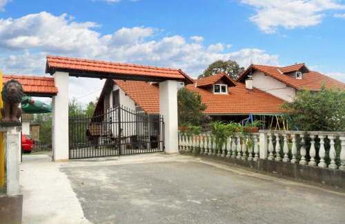 Kutina House | Idyllic House in Kutina with Enclosed Garden