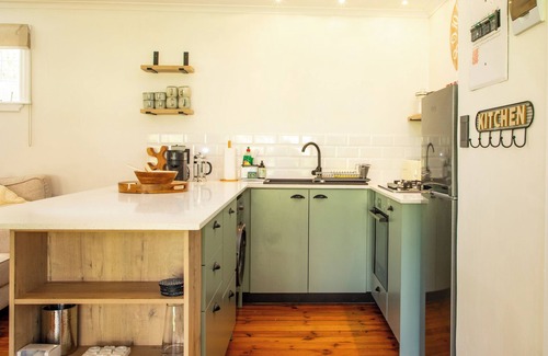 Constantia Cottage | Idyllic One Bedroom Retreat with Pool, Garden & Breathtaking Vineyard Views