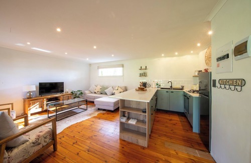 Constantia Cottage | Idyllic One Bedroom Retreat with Pool, Garden & Breathtaking Vineyard Views