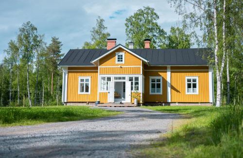 Ii Ski Chalet | Iisland Pauhu Loghouse and sauna under the starlit sky