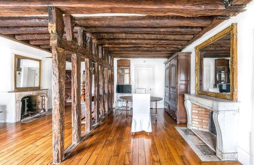 Notre Dame Apartment | Ile Saint Louis - Quai d'Orleans 2bdr by B'Your Home