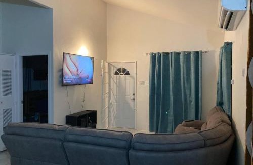 Discovery Bay House | Immaculate 2-Bed House in Discovery Bay