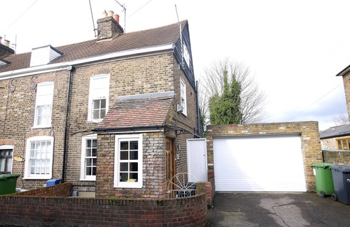 Waltham Cross Cottage | Immaculate 3-bed House in Waltham Cross