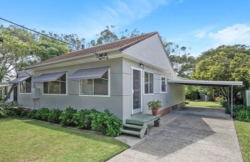 Bateau Bay House | Immaculate Beachside Home with Fireplace and Patio