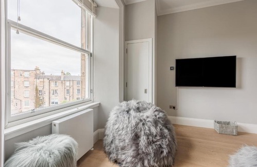 West End Apartment | Immaculate Refurbished West End Apartment