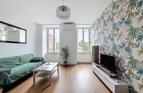 Coudes Apartment | Immeuble complet, 24 couchages, centre ville, proche A75