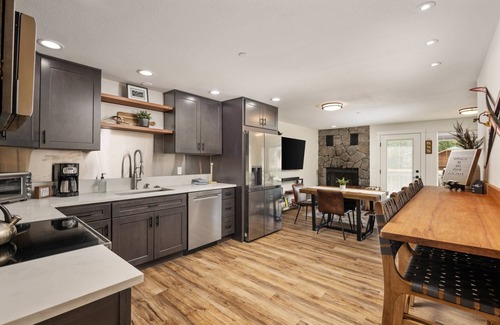 Government Camp House | Impeccable Custom Mountain Estate, Pet Friendly, BBQ, One Block From Center of Government Camp