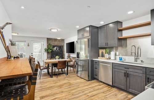 Government Camp House | Impeccable Custom Mountain Estate, Pet Friendly, BBQ, One Block From Center of Government Camp