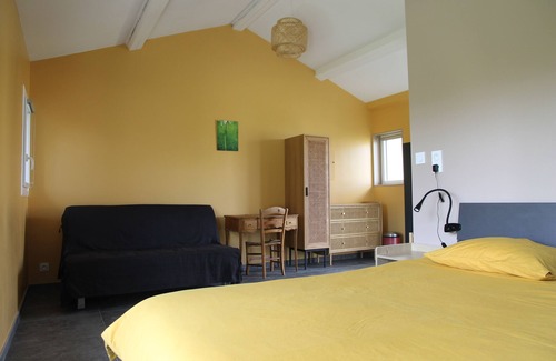 Allemans Apartment | In a quiet natural setting, Studio room with private entrance.