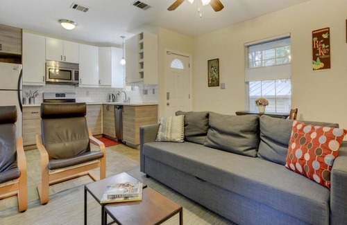 Zilker Cottage | In heart of Downtown! Barton Springs! Zilker! areas! Charming private retreat!