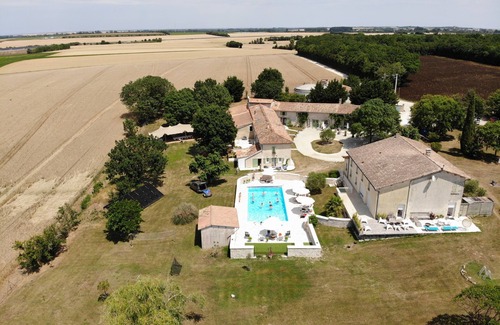 Saint-Pierre-d'Amilly Cottage | In old farm with 6 restored gite for 2 to 10 persons, with pool & reception room