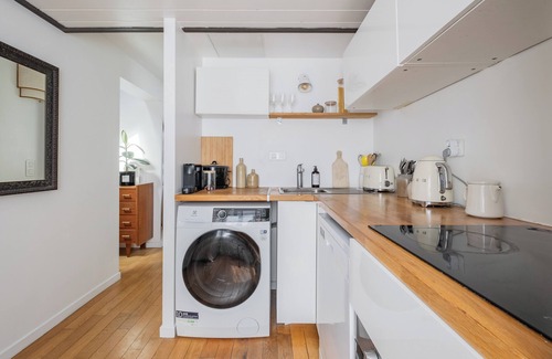 Quartier de la Porte-Saint-Denis Apartment | In the Eaves of the Écuries, by Veeve