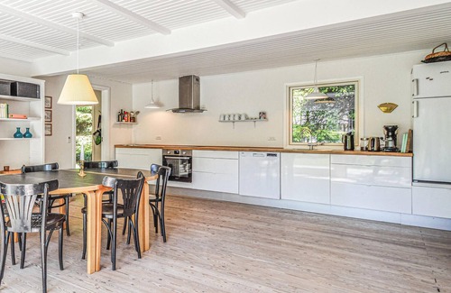 Strøby Ladeplads House | In the first row by the water lies this exceptionally cozy cottage at Strøby Ladeplads.