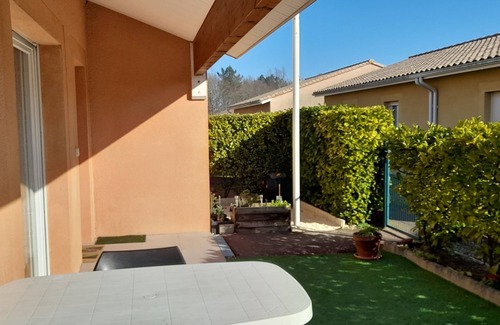 Etauliers Condo | In the heart of the Blayais region, quiet, spacious apartment 800 m from town center.