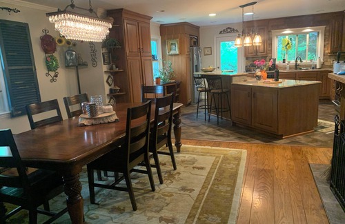 Grissom - Highland House | In-Town Mountaintop Luxury Home- Close to VT, Downtown & Shopping. Pet Friendly