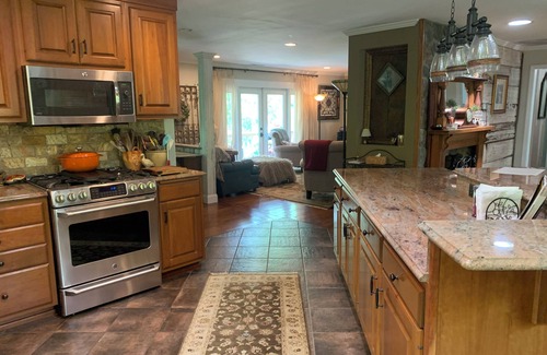 Grissom - Highland House | In-Town Mountaintop Luxury Home- Close to VT, Downtown & Shopping. Pet Friendly