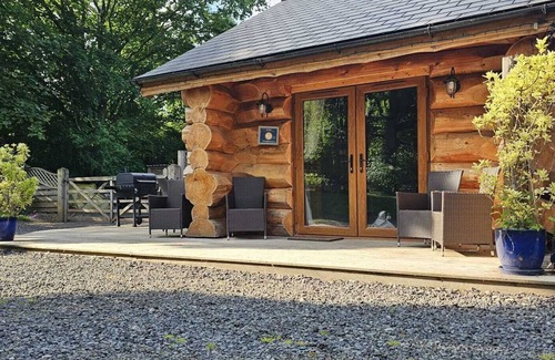 Telford House | Includes admission to Hoo Zoo and Dinosaur World. Log cabin with hot tub.