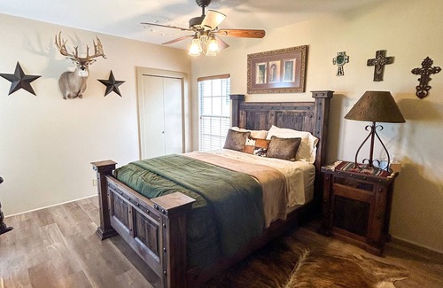 Meridian Cabin | Inclusive Texas Hunting Lodge on Secluded Exotic Ranch just South of Dallas
