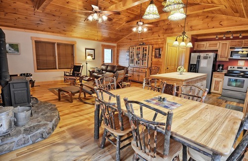 Warrensville Cabin | Incommunicado-Open for Bookings! Hot Tub, Pool Table, Wi-Fi, Fire Pit