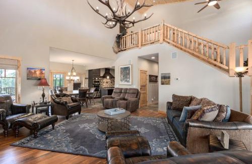 Grand Lake House | Incredible Views, Hiking from the Property, 4 Ensuite Baths, Luxury Home