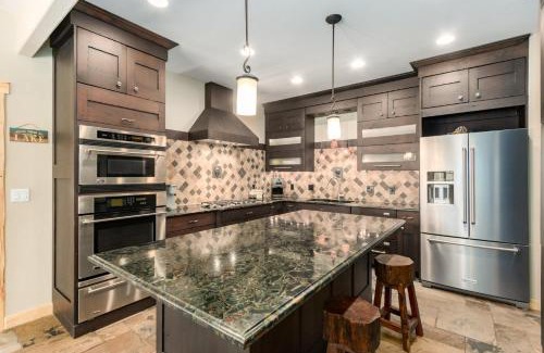 Grand Lake House | Incredible Views, Hiking from the Property, 4 Ensuite Baths, Luxury Home