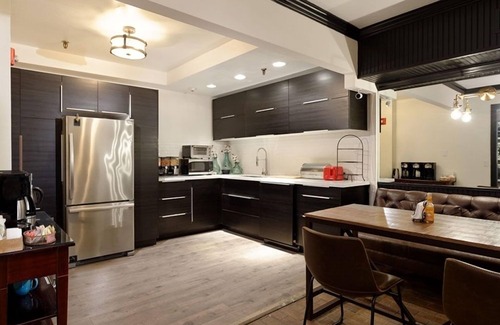 Downtown Hotel | Independence Square 210 | Beautiful Studio with Kitchenette, Great Location in Downtown Aspen