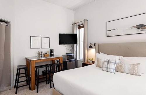 Aspen Hotel | Independence Square 211 | Chic Hotel Room with Mountain Views, A/C, & Rooftop Hot Tub