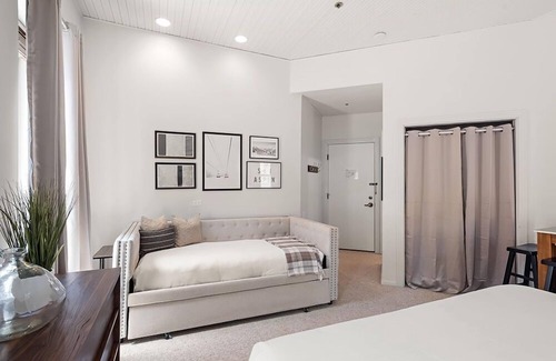 Aspen Hotel | Independence Square 211 | Chic Hotel Room with Mountain Views, A/C, & Rooftop Hot Tub