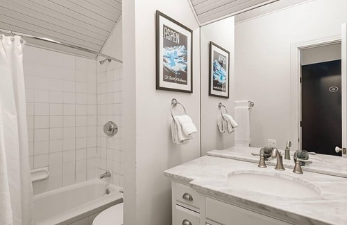 Aspen Hotel | Independence Square 211 | Chic Hotel Room with Mountain Views, A/C, & Rooftop Hot Tub