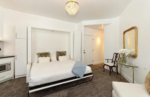 Downtown Hotel | Independence Square 310, Chic, Remodeled Studio w/Great Location in Aspen, A/C, & Kitchenette