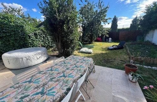 Aulnay-sous-Bois Condo | Independent studio with garden and jacuzzi