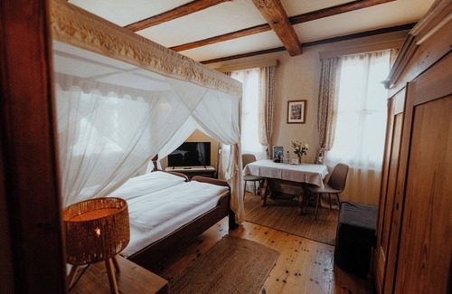 Oppurg Other | Individual rooms in the historic ambience of the Positz manor