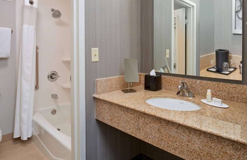 Indianapolis Hotel | Indulge in Home-Like Comfort! 2 Convenient Units, Near Bumblebee Ruins