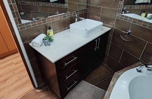 Greater Johannesburg Metropolitan Area House | Indulgent Escape, Jet Bath, Stunning Views Boma Firepit -Retreat from the City