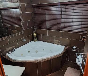 Greater Johannesburg Metropolitan Area House | Indulgent Escape, Jet Bath, Stunning Views Boma Firepit -Retreat from the City