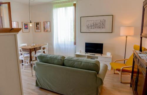 Salo Apartment | Ines Lake Garden - with private parking & garden