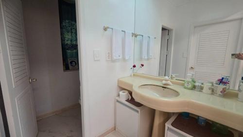 Inje House | Inje Hachuri Undeokwi Hayanjib