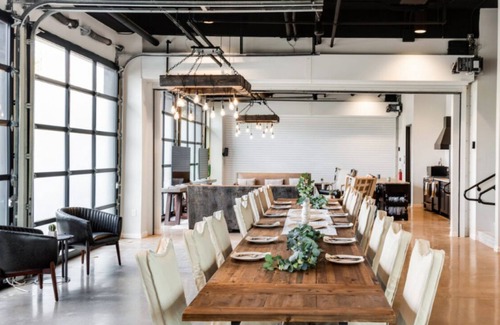East Cesar Chavez House | Inn Cahoots on 6th: 15 BR/39 Beds, Pool, Roofdeck