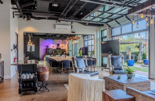 East Cesar Chavez House | Inn Cahoots on 6th: 15 BR/39 Beds, Pool, Roofdeck