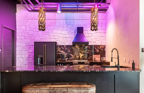 East Cesar Chavez House | Inn Cahoots on 6th: 15 BR/39 Beds, Pool, Roofdeck