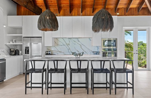 William's Town House | Inspiration Point, Newly Renovated, Heated Pool and Year-Round Sandy Beach